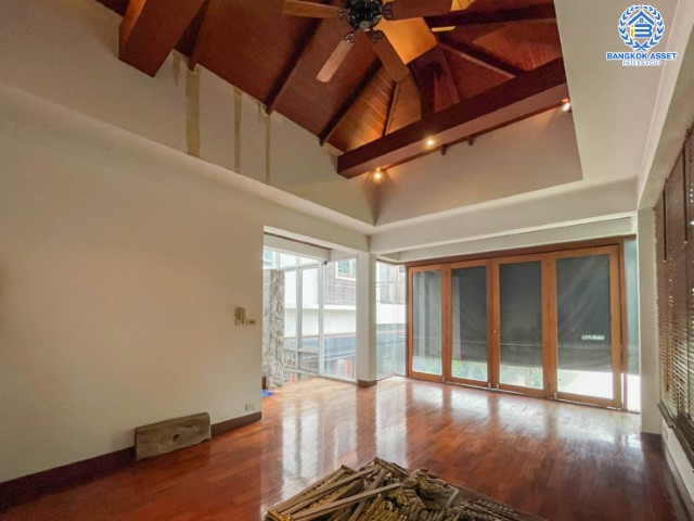 *****บ้านเดี่ยวมือสอง ม. ซอย พหลโยธิน56 พหลโยธิน บ้านเดี่ยวหลังใหญ่ ภายในตกแต่งหรูหรา สวยมาก  บนเนื้อที่เยอะถึง 98.60 ตร.ว.  3 ห้องนอน 3 ห้องน้ำ 2 ที่จอดรถ ภายในบรรยากาศร่มรื่นมีความเป็นส่วนตัวมาก พร้อมมีสระน้ำในตัว  บนพื้นที่กว่า 316 ตร.ม บนทำเลที่ดี เชื่อมต่อถนน พหลโยธิน, ลำลูกกา, วิภาวดี-รังสิต เดินทางสะดวกใกล้รถไฟฟ้า สถานี "แยก คปอ, คูคต"